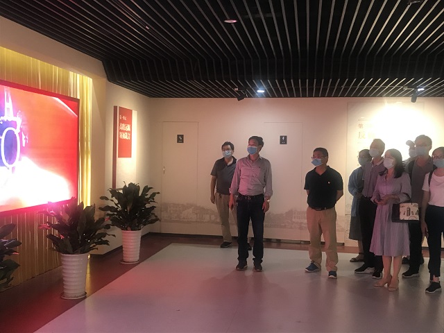 参观学习.JPG 参观学习.JPG