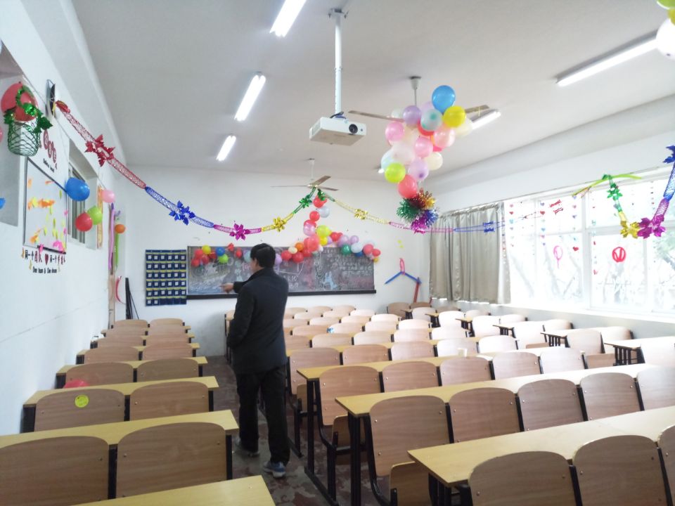 朱书记检查教室.jpg 朱书记检查教室.jpg