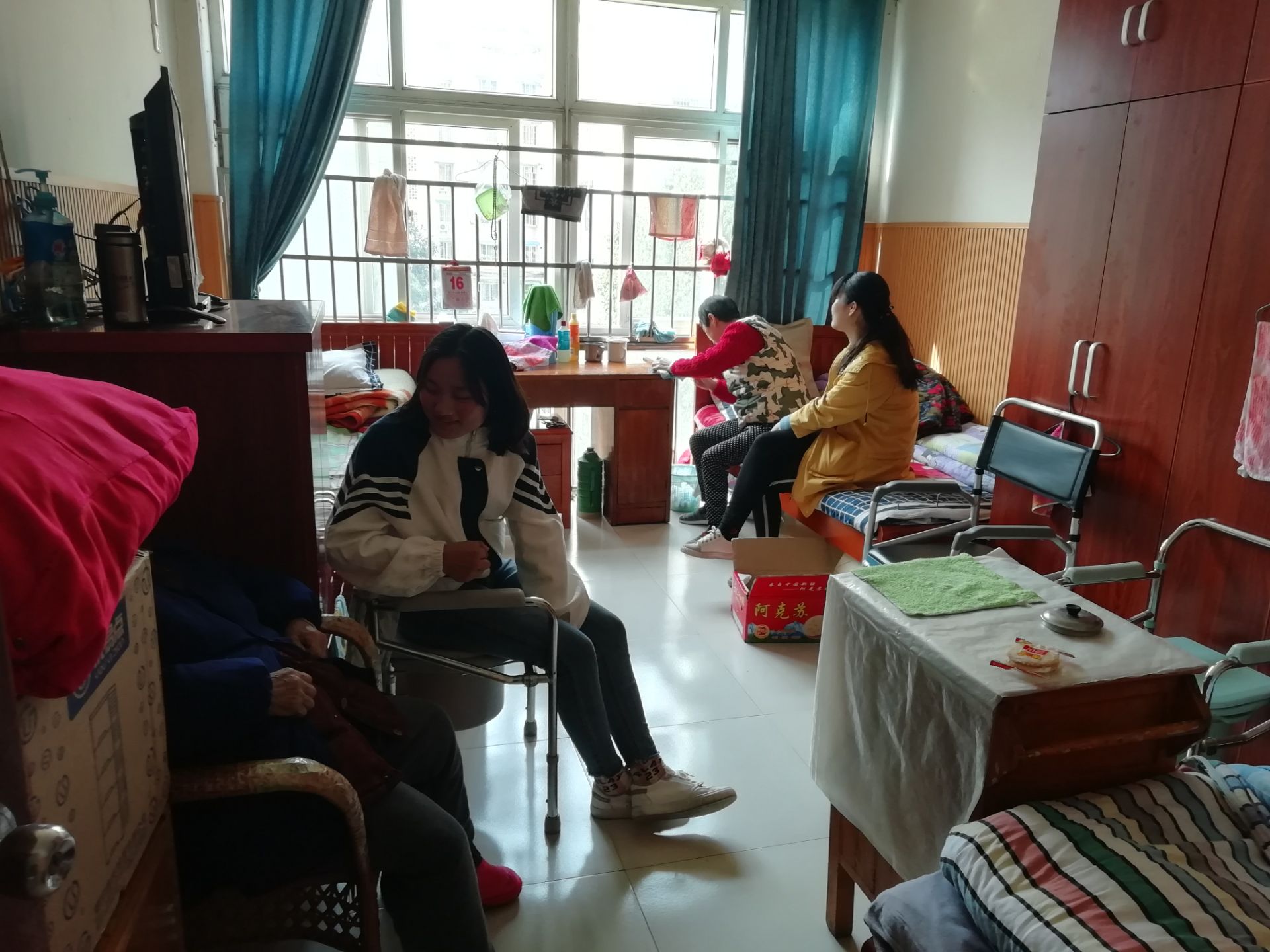 和老人谈心.jpg 和老人谈心.jpg