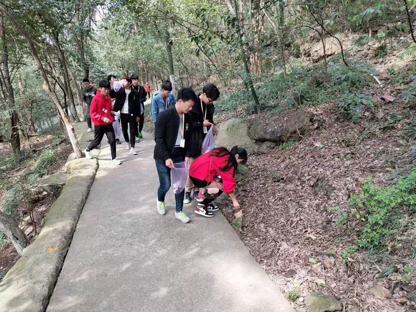 同学们在捡垃圾.jpg 同学们在捡垃圾.jpg