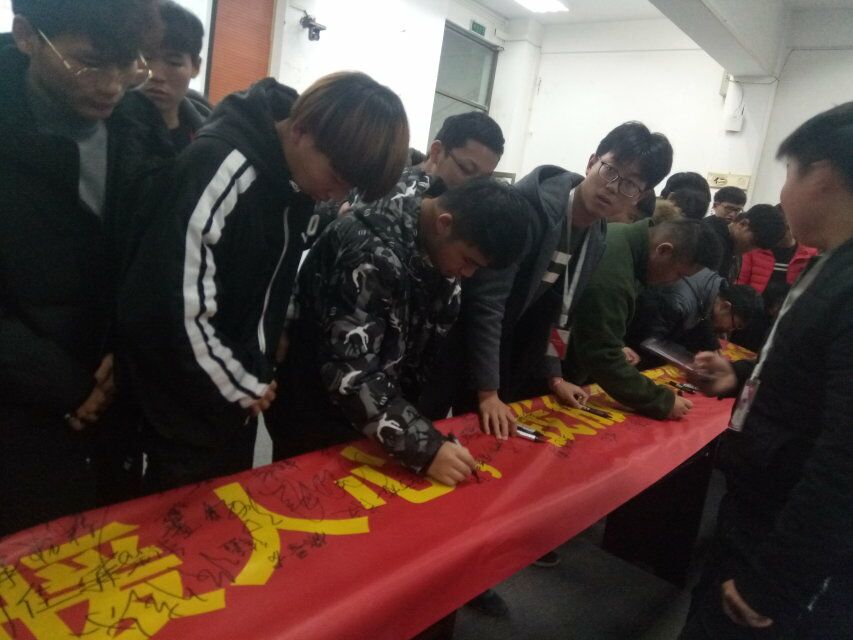 志愿者们宣誓.jpg 志愿者们宣誓.jpg