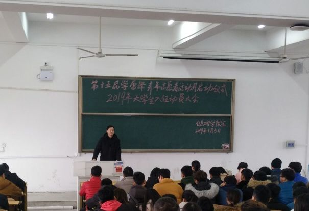 同学们认真听讲.jpg 同学们认真听讲.jpg