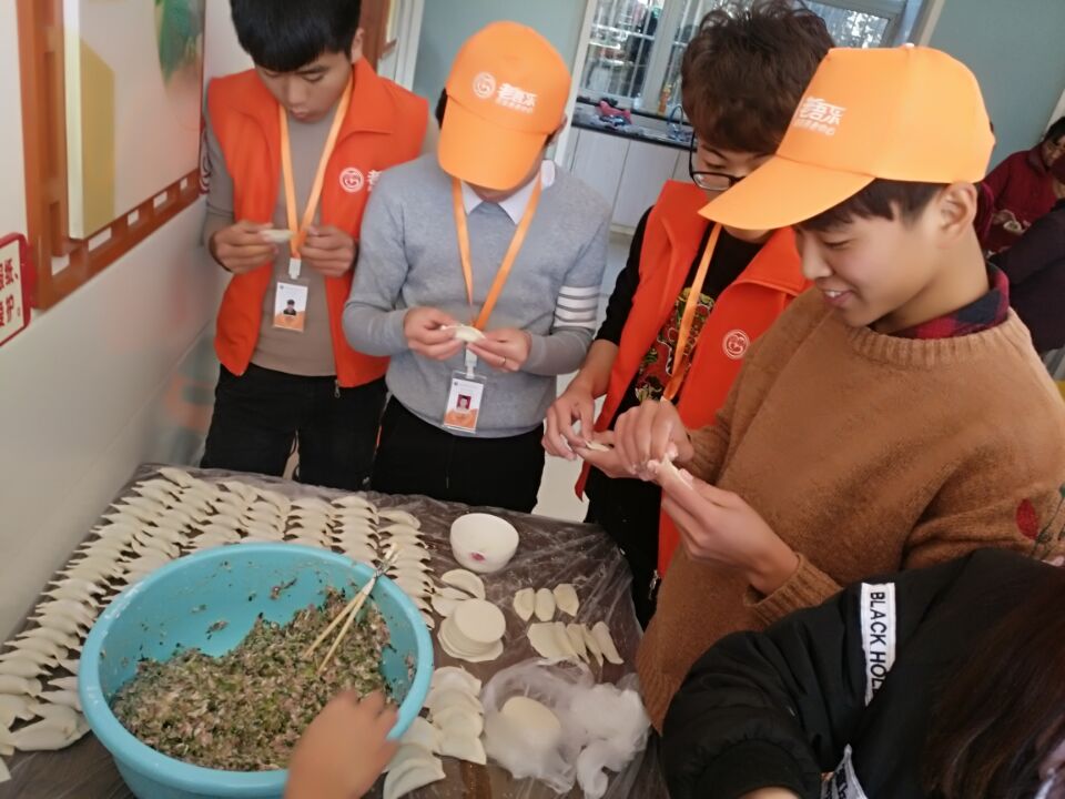 志愿者们包饺子.jpg